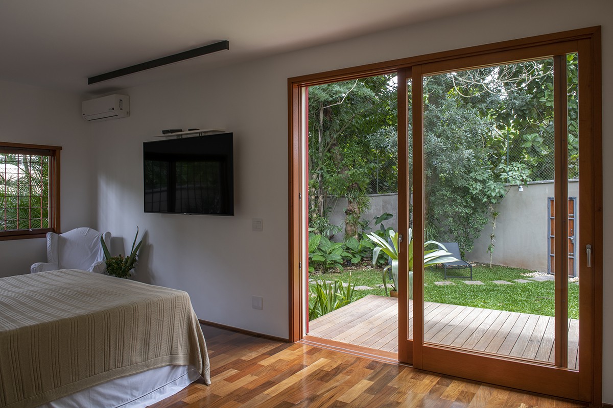 reforma-em-casa-de-540-m-integra-sala-e-cozinha-e-amplia-suite-master25