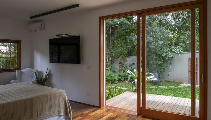 reforma-em-casa-de-540-m-integra-sala-e-cozinha-e-amplia-suite-master25